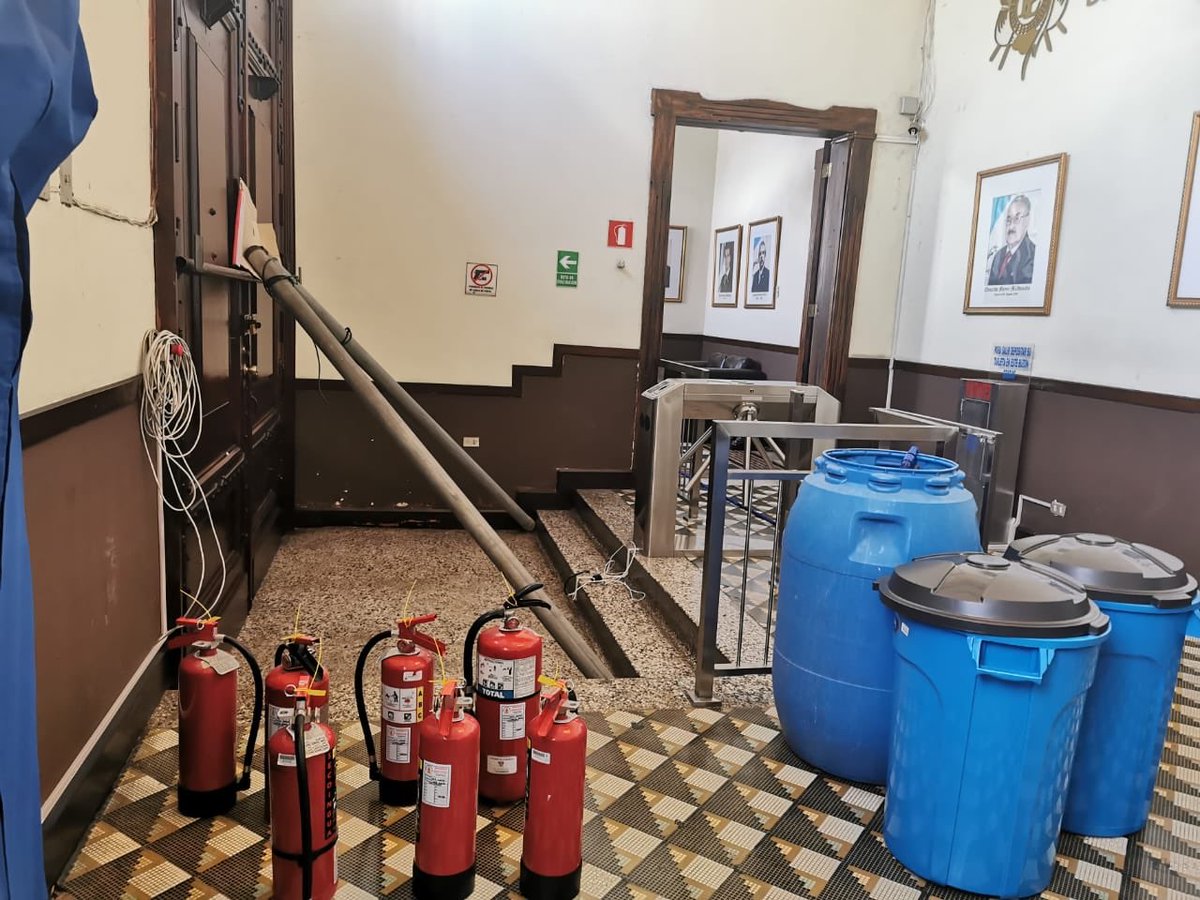 EdwinEscobarGT's tweet photo. Medidas de inteligencia contra insurgente para des-legitimizar las manifestaciones pacíficas de la mayoría.
Nada justifica el vandalismo del bien público que es de todos.
Pero tampoco pueden decir que les agarro de sorpresa, ya lo esperaban.
Suficiente para las fotos y videos. https://t.co/CX6pupgxZ9