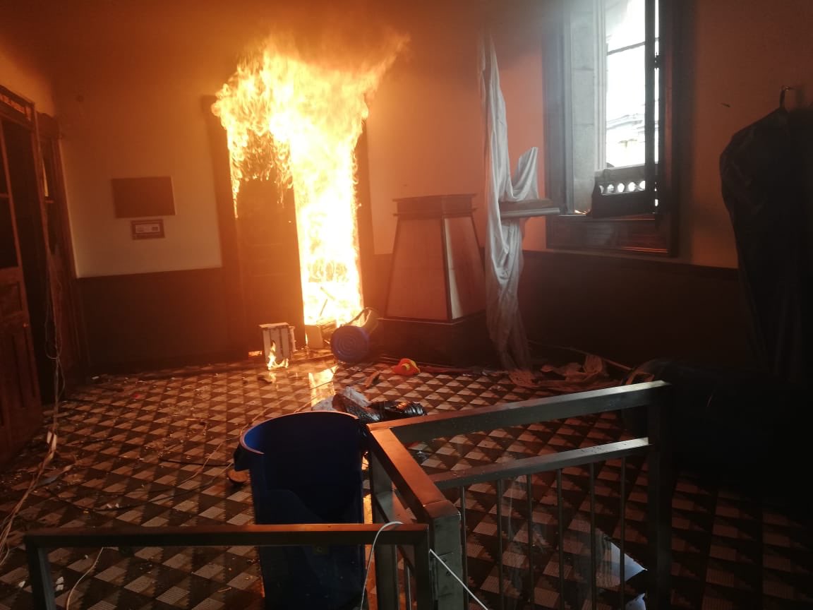 EdwinEscobarGT's tweet photo. Medidas de inteligencia contra insurgente para des-legitimizar las manifestaciones pacíficas de la mayoría.
Nada justifica el vandalismo del bien público que es de todos.
Pero tampoco pueden decir que les agarro de sorpresa, ya lo esperaban.
Suficiente para las fotos y videos. https://t.co/CX6pupgxZ9