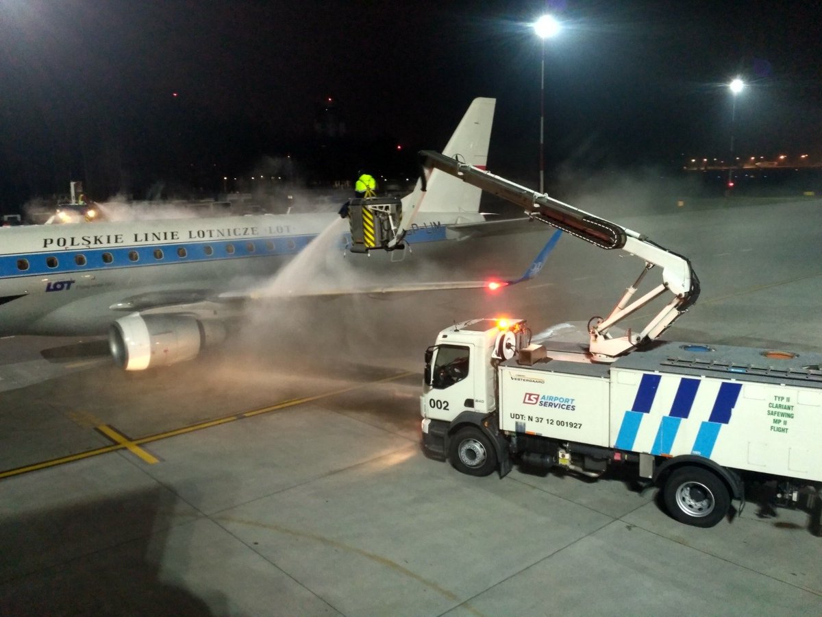 LSASaero's tweet photo. Dziś w Krakowie, po raz pierwszy w tym sezonie, realizowaliśmy usługę odladzania ❄️
Proces usuwania szronu i lodu z samolotu oraz zabezpieczenie go przed ponownym ich osadzaniem został przeprowadzony na potrzeby porannego rejsu @LOTPLAirlines do WAW✈️
#LSWORLD #highflyinghandling https://t.co/DytSxCq0Ga