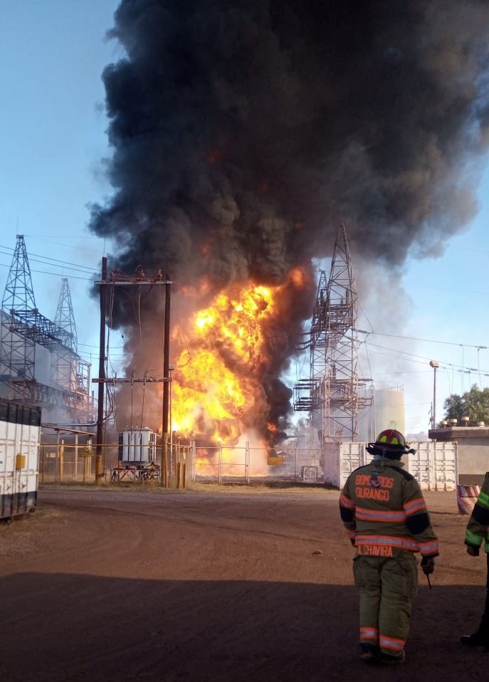 maturinoc's tweet photo. Mi reconocimiento al personal de @DurangoPC, @CruzRojaDgo, @DMSPDURANGO y @CEPCDurango que apoyó para salvaguardar la integridad de los vecinos de la zona en que, esta tarde, ocurrió un fuerte incendio.

Da gran tranquilidad saber que contamos con personal capaz y lleno de valor. https://t.co/JEqD6YV4PU