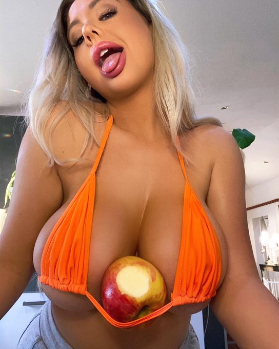 2 pic. Check out my Only Fans and private blog ?????

https://t.co/vaE8nQJv6D https://t.co/slAUFoaY7