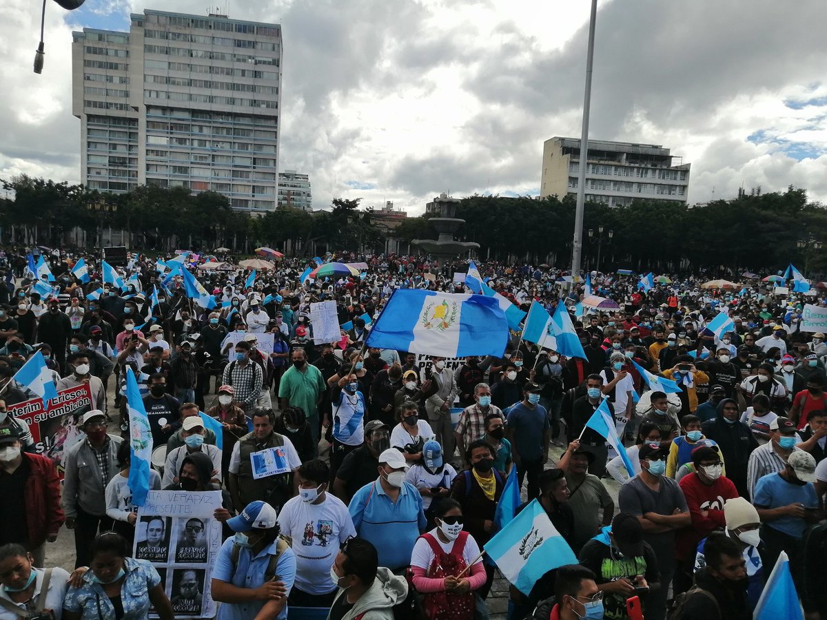 bangtanyoon_m's tweet photo. Mutuals y no mutuals ayuden a difundir lo que está pasando en Guatemala, espero que LATAM esté unido así como semanas atrás, NO QUEREMOS MAS CORRUPCION!!!!!

#BastaYa #RenunciaYa #NoNosPela #YoNoTengoPresidente https://t.co/GAIjPvZmr5