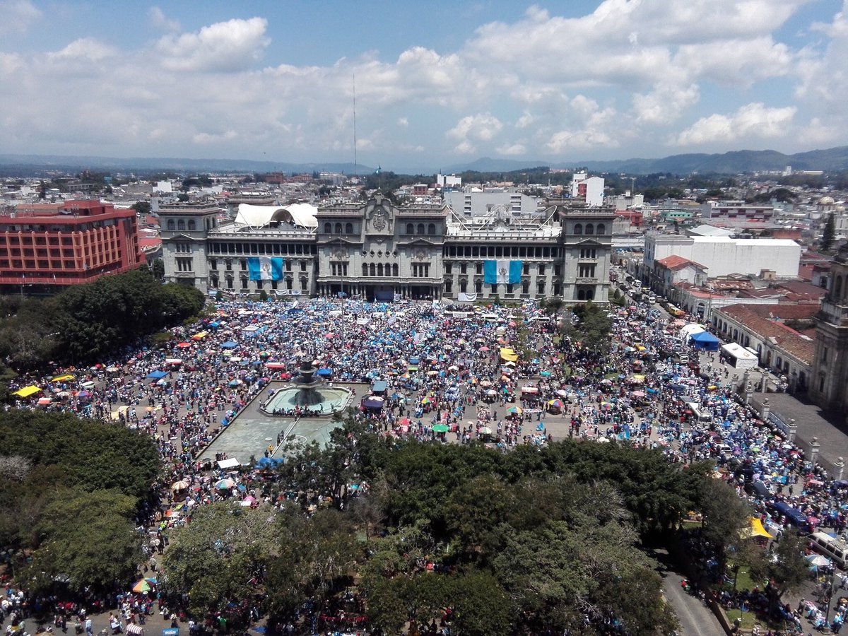 bangtanyoon_m's tweet photo. Mutuals y no mutuals ayuden a difundir lo que está pasando en Guatemala, espero que LATAM esté unido así como semanas atrás, NO QUEREMOS MAS CORRUPCION!!!!!

#BastaYa #RenunciaYa #NoNosPela #YoNoTengoPresidente https://t.co/GAIjPvZmr5