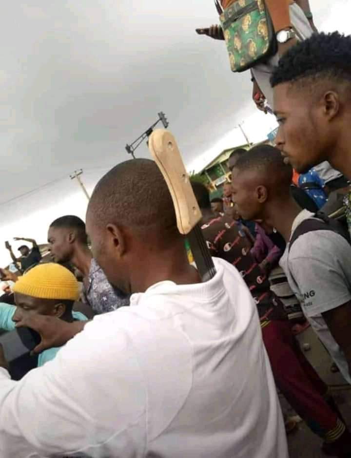 PrinceMerit_SA's tweet photo. This is were i suspect that the #EndSARS protest is about to take a different dimension. People should learn to read between the line. https://t.co/UcEltaX5jR