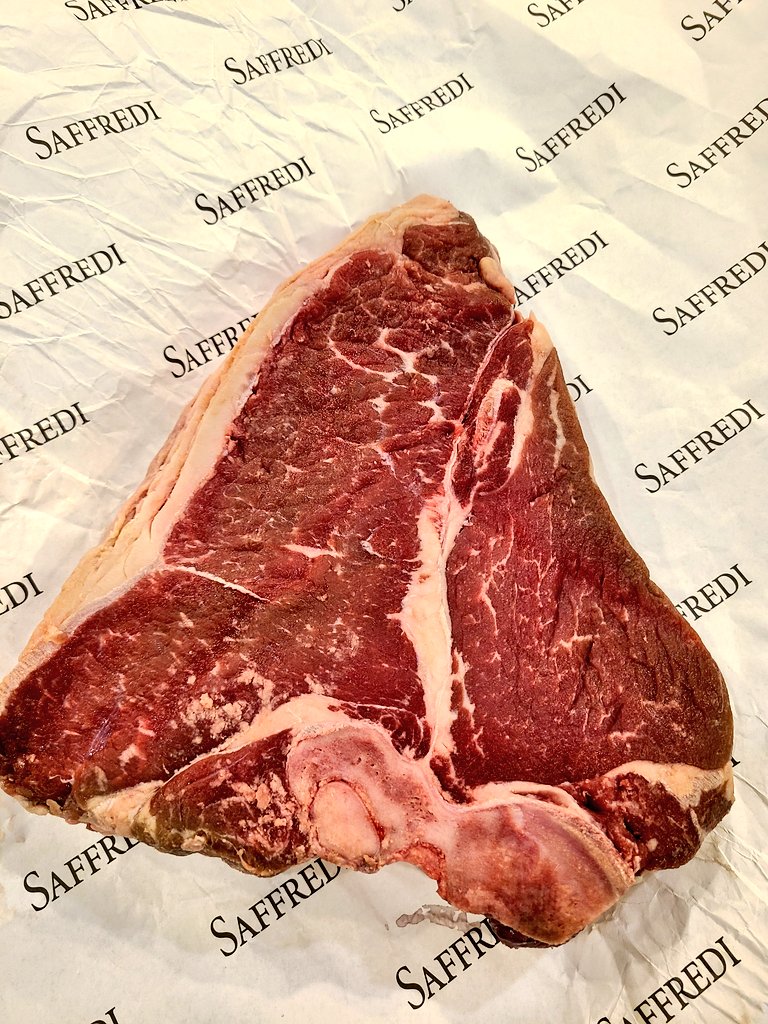 MTLWINEGUY's tweet photo. Absolutely Magical 🤩😍🇮🇹💥💣💯 @FPupille Saffredi 2015 casts a spell and takes me under #PerfectWine #PerfectPairing #BisteccaAllaFiorentina🥩 #RisottoAlTartufo🍚 #ParmigianoReggiano🧀 #CabSauv🍇 #Merlot🍇#PetitVerdot🍇 #IGT #ElisabettaeClara ❤ https://t.co/wSnxSO1NmF