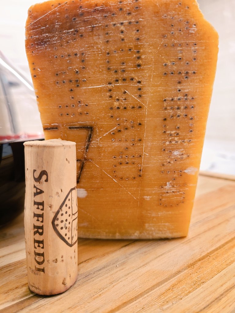 MTLWINEGUY's tweet photo. Absolutely Magical 🤩😍🇮🇹💥💣💯 @FPupille Saffredi 2015 casts a spell and takes me under #PerfectWine #PerfectPairing #BisteccaAllaFiorentina🥩 #RisottoAlTartufo🍚 #ParmigianoReggiano🧀 #CabSauv🍇 #Merlot🍇#PetitVerdot🍇 #IGT #ElisabettaeClara ❤ https://t.co/wSnxSO1NmF