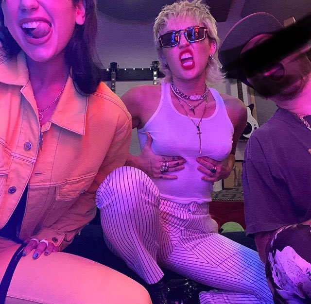 MileyRCyrus_B's tweet photo. —Vía IG:—

Anoche tuvimos una reunión especial en casa para festejar el lanzamiento de nuestra canción. 🖤⛓ https://t.co/chN32hHPrw