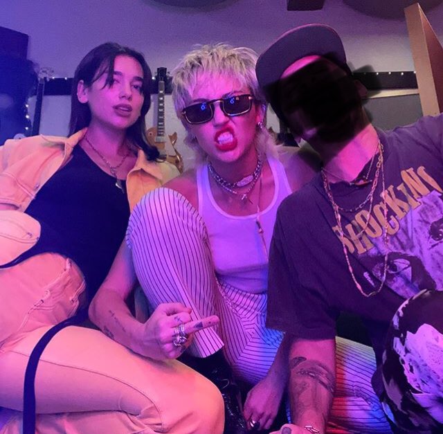 —Vía IG:—

Anoche tuvimos una reunión especial en casa para festejar el lanzamiento de nuestra canción. 🖤⛓