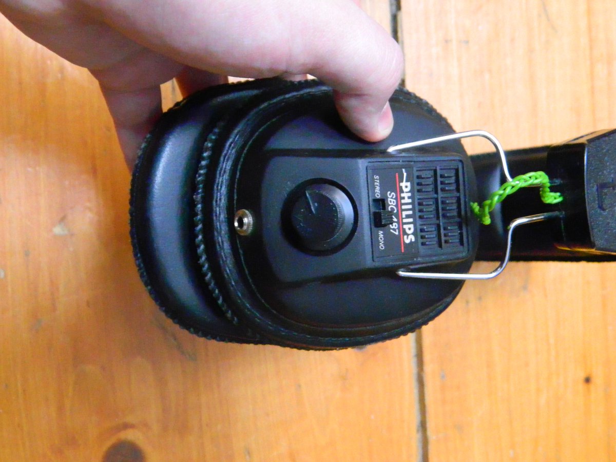 >>Upclose shot of jack placement on SBC487 & how the speaker grills look like. The pads are not flat! They are designed that way. >>