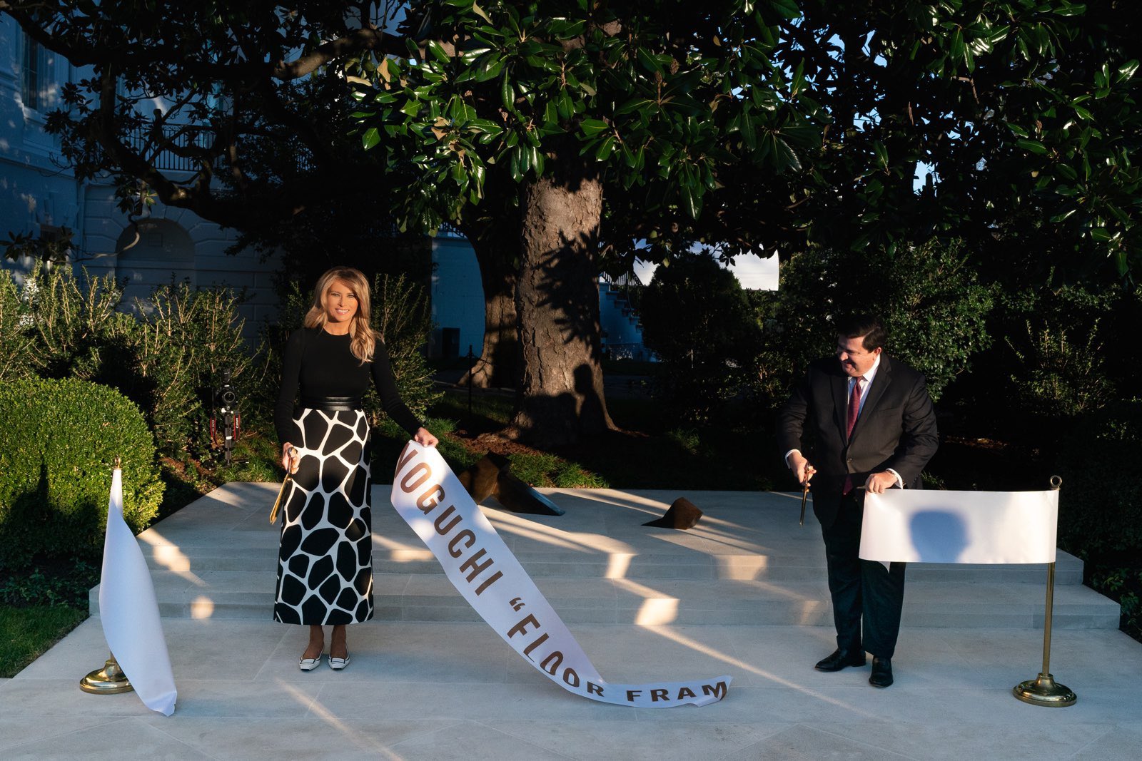 Melania Trump 45 Archived On Twitter We Unveiled Isamu Noguchi S Floor Frame Sculpture In The Rose Garden Whitehouse Yesterday The Art Piece Is Humble In Scale Complements The Authority Of The Oval