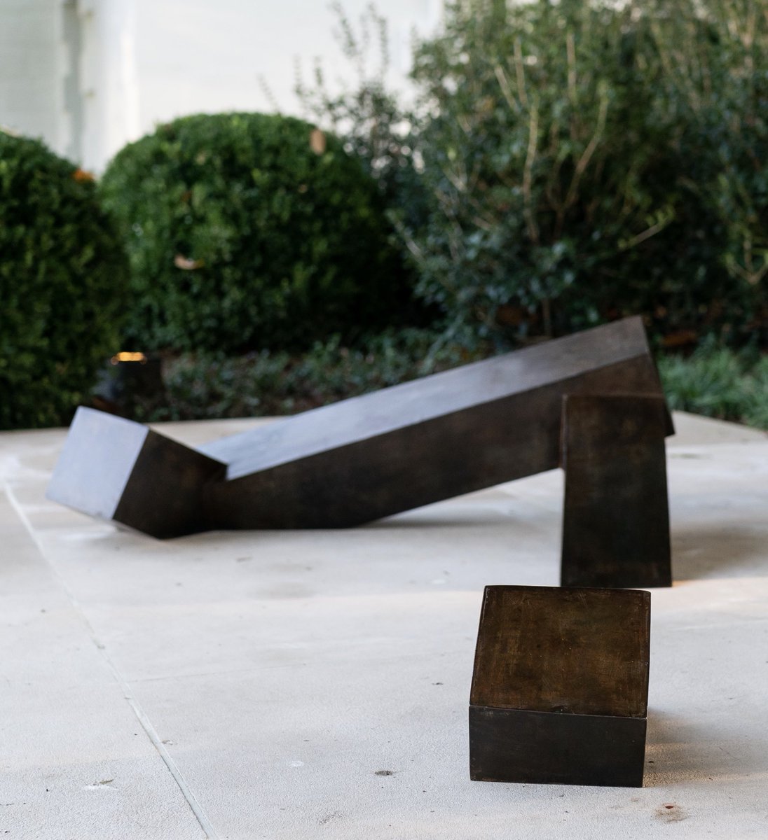 Melania Trump 45 Archived On Twitter We Unveiled Isamu Noguchi S Floor Frame Sculpture In The Rose Garden Whitehouse Yesterday The Art Piece Is Humble In Scale Complements The Authority Of The Oval
