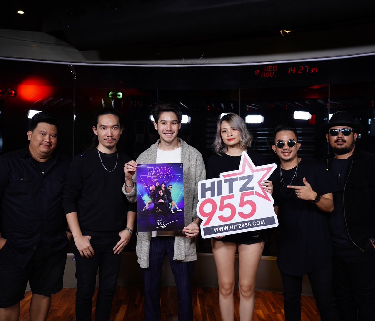 TonTruffle's tweet photo. Hitz955 ขอได้ทั้งเพลง... 
#ปีน ทั้ง #ไม่มีคำว่า
ของพวกเรา #BLACKTRUFFLE
ช่วยกันขอ ช่วยกันเชียร์ด้วยนะครับ

#Hitz955​ #BlackTruffleRockband
#KITCHENGARDENENTERTAINMENT https://t.co/r86ZYsuFn5