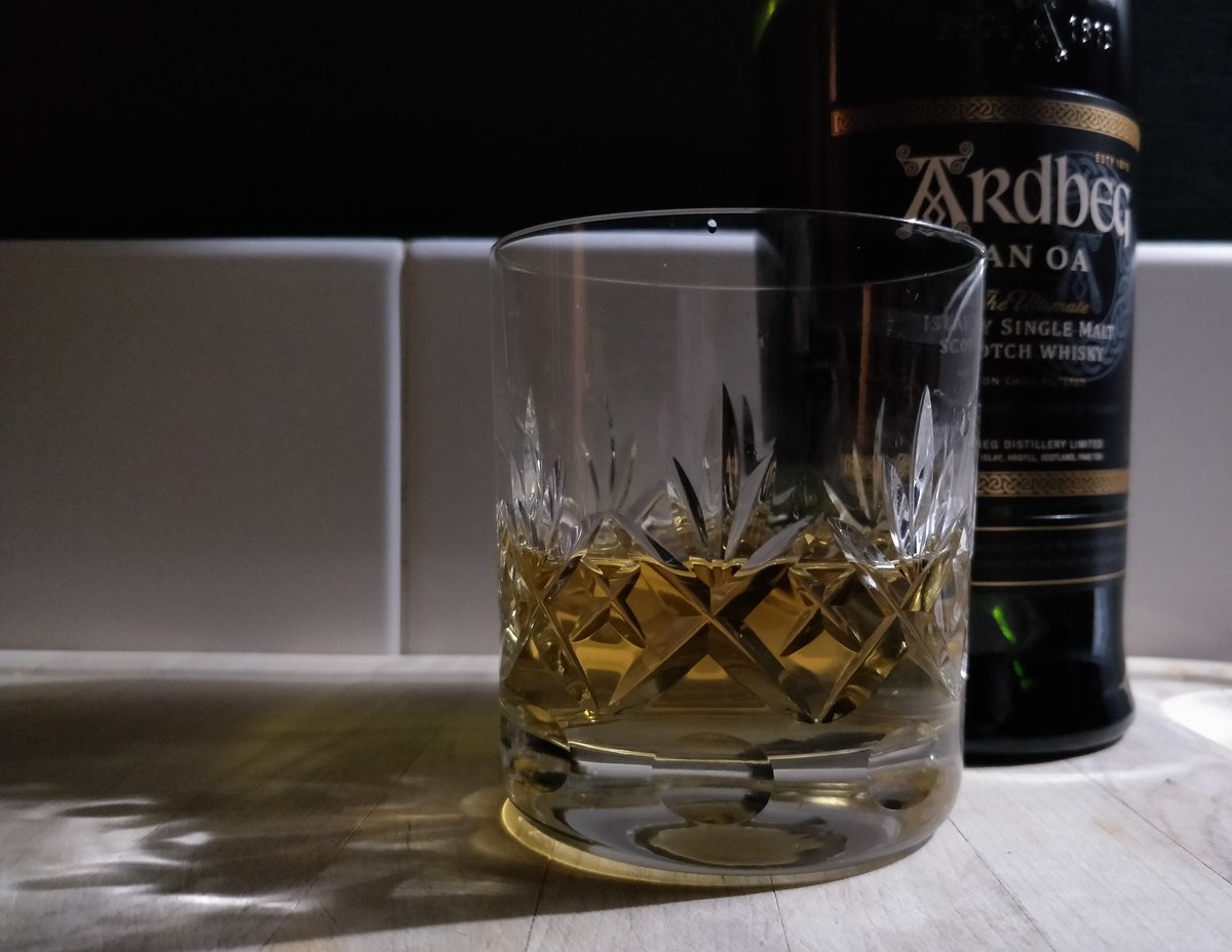 garryhunter's tweet image. Tonight&apos;s #properdram is the @Ardbeg An Oa and everything I love about Islay came crashing back. It&apos;s like meeting up with an old friend; you wonder why you ever lost touch and vow never to make the same mistake again (but you know you will) #lovethepeat #slàinte #lifeisgood  🥃