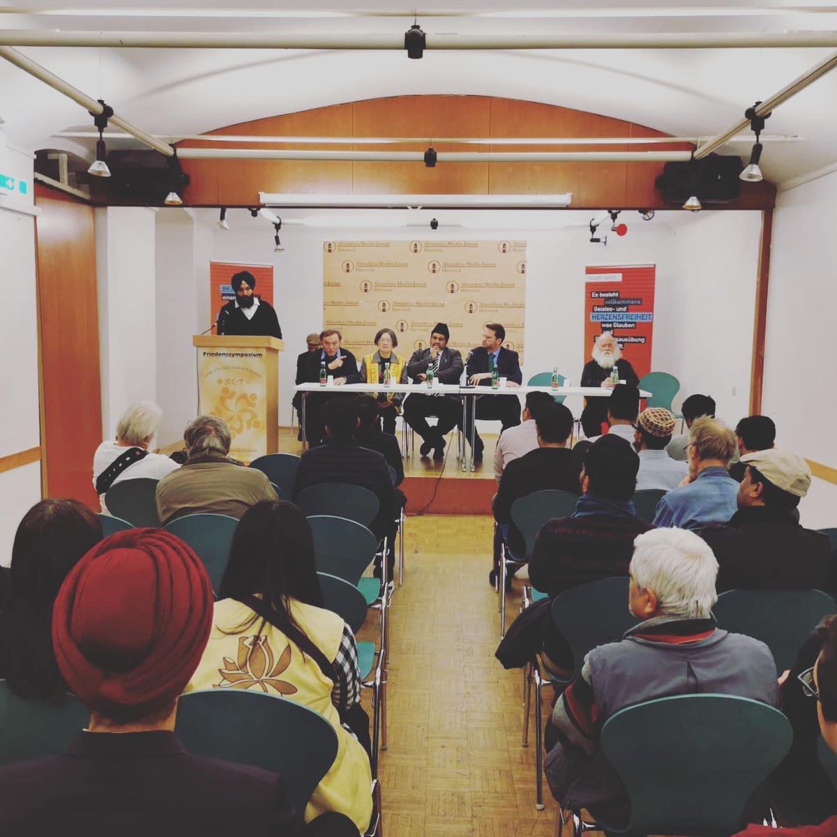 AhmadiyyaAT's tweet photo. Heute vor einem Jahr. #friedenskonferenz #MuslimeFürFrieden #Ahmadiyyat #AhmadiyyaAt #AMJÖ #Islam #Wien #interreligös https://t.co/5DpxhrUNaT