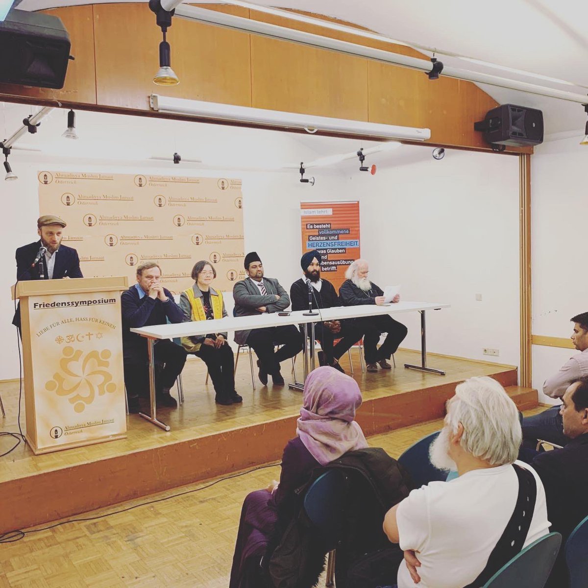 AhmadiyyaAT's tweet photo. Heute vor einem Jahr. #friedenskonferenz #MuslimeFürFrieden #Ahmadiyyat #AhmadiyyaAt #AMJÖ #Islam #Wien #interreligös https://t.co/5DpxhrUNaT