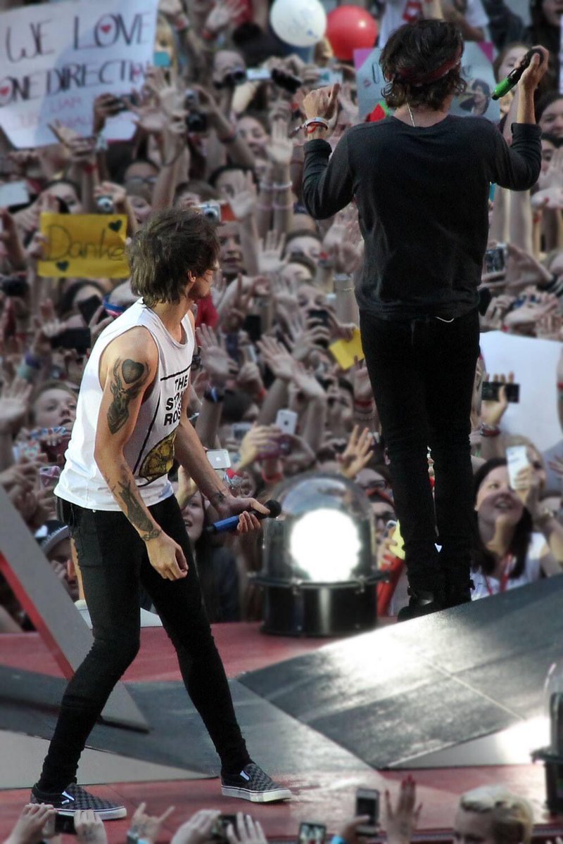 OT5Unseens's tweet photo. Photo of Louis Tomlinson and Harry Styles. https://t.co/6IkcvFH0hS