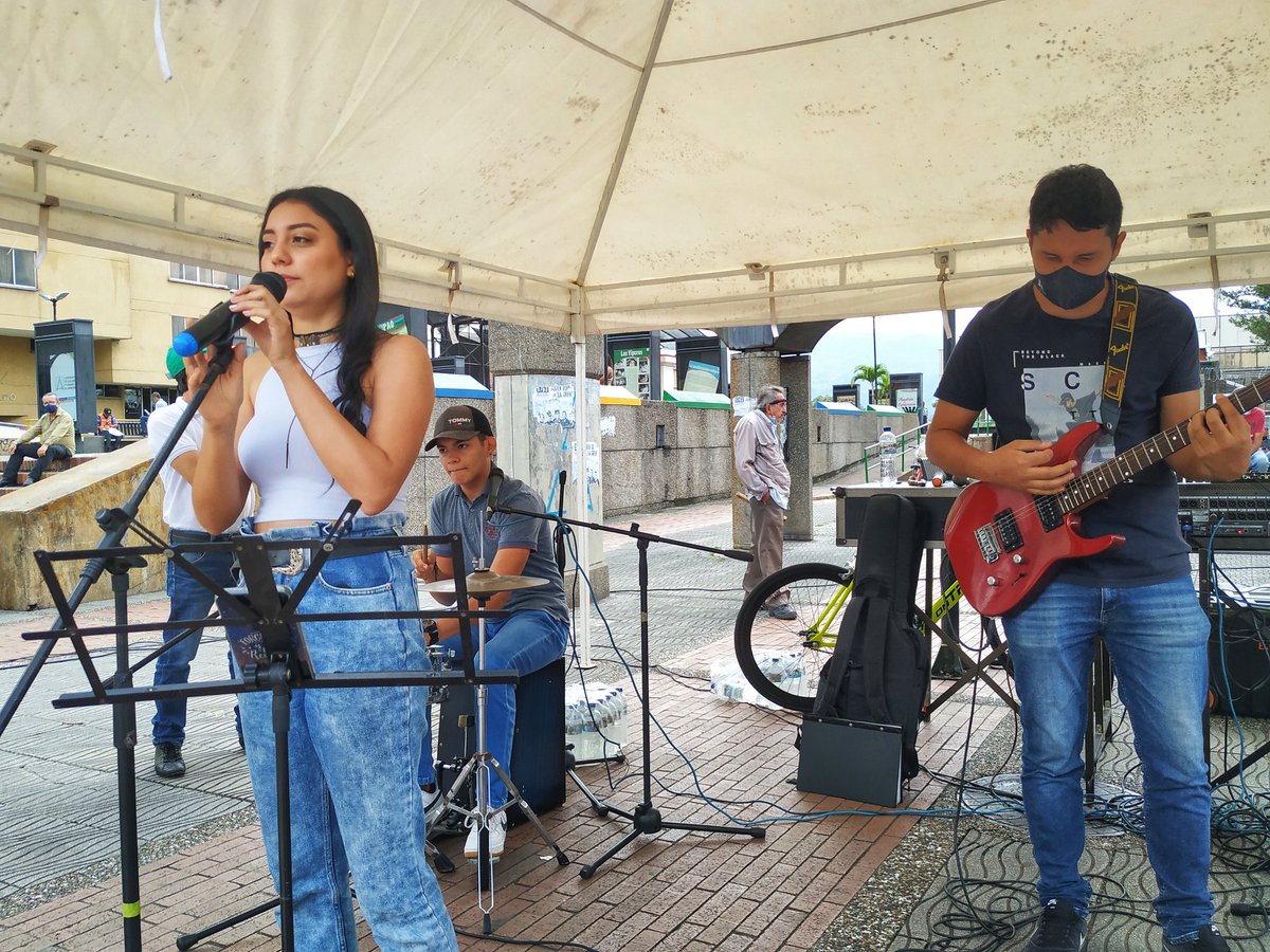 SindicatoSUTEQ's tweet photo. #Fotografías 📸 Conmemoración del #21N, en defensa de la protesta social, que es legítima y constitucional en el #Quindío.

Allí hubo música y la presentación del grupo de danzas del #SUTEQ. 💃🕺@Fecode https://t.co/0IRroayM3I