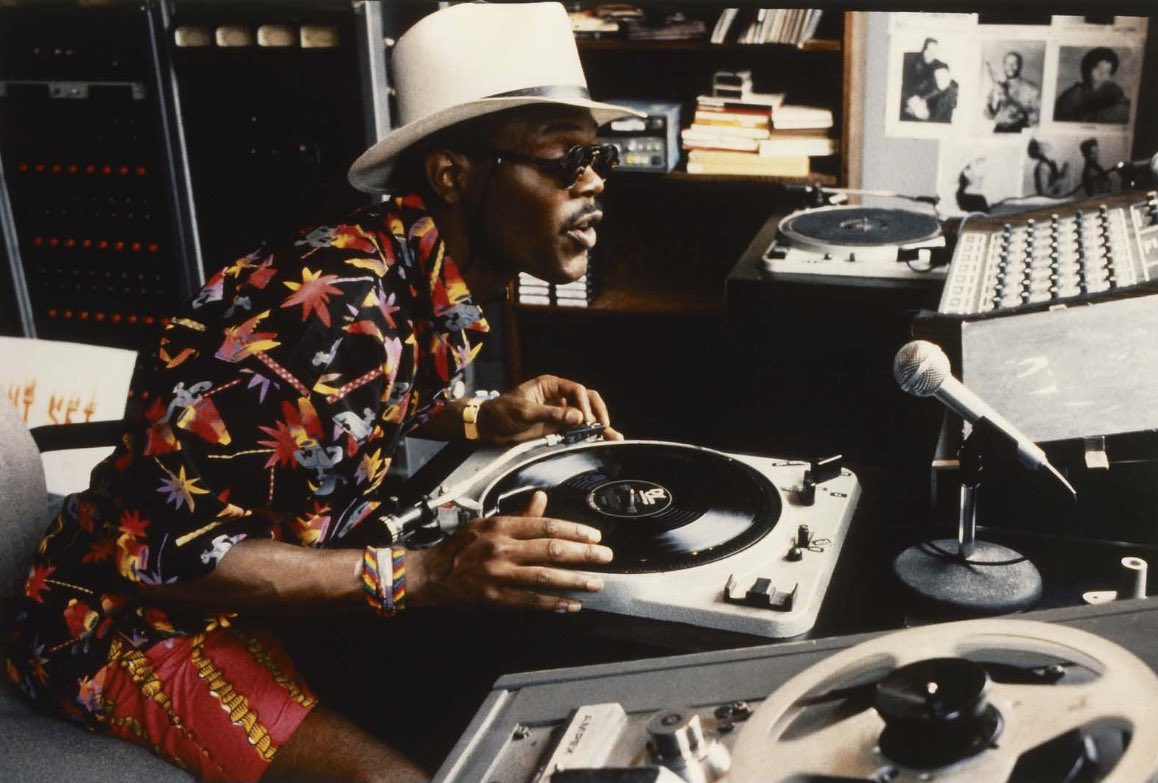 #Stonegasmoviechallenge2020
Nov 21: Movie with a record player 

Do The Right Thing (1989)
Señor Love Daddy doin’ his thing 

#recordplayer #LP #album #spikeleejoint