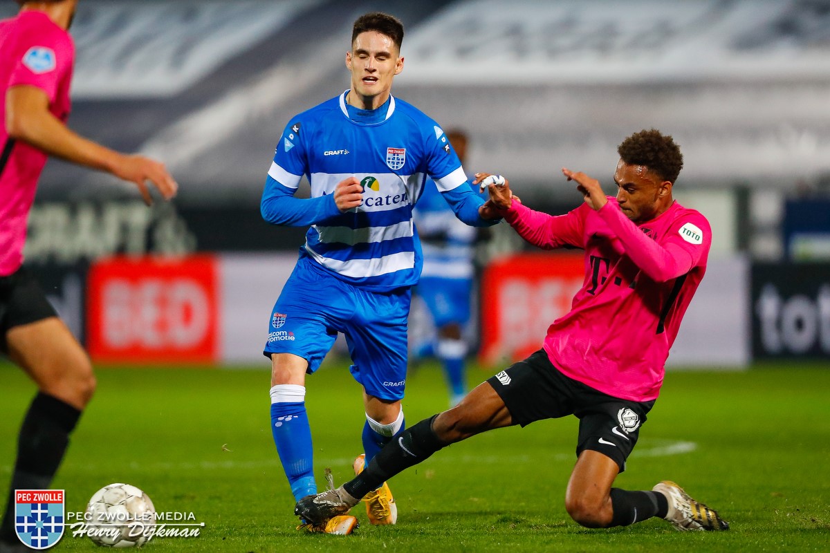 Scheidsrechter Makkelie gaf voor deze grove charge op Tedic bij PEC Zwolle - FC Utrecht slechts geel. VAR Van de Graaf greep niet in. Dat deed hij wel door een doelpunt van PEC vanwege buitenspel af te keuren en een rode kaart van Lam terug te draaien. #PECutr https://t.co/disMIQ1H3s