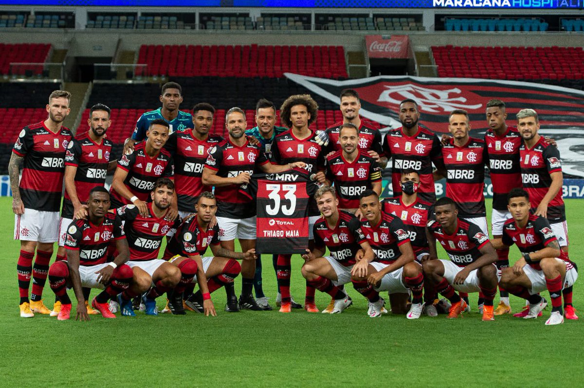 Flamengo's tweet photo. Antes da partida, o volante @tmaia29 foi homenageado pelo elenco rubro-negro! #FLAxCOR #VamosFlamengo

���� @AlexandreVidal1 / CRF https://t.co/QYCWIRjoXt