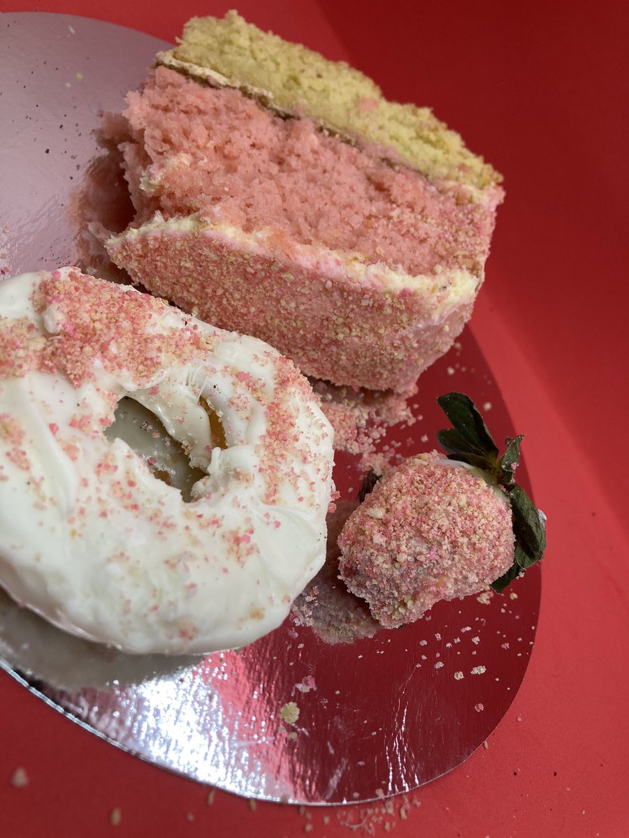 excusethecrumbs's tweet photo. Strawberry Crunch Concepts. https://t.co/a4y0IBsWCP