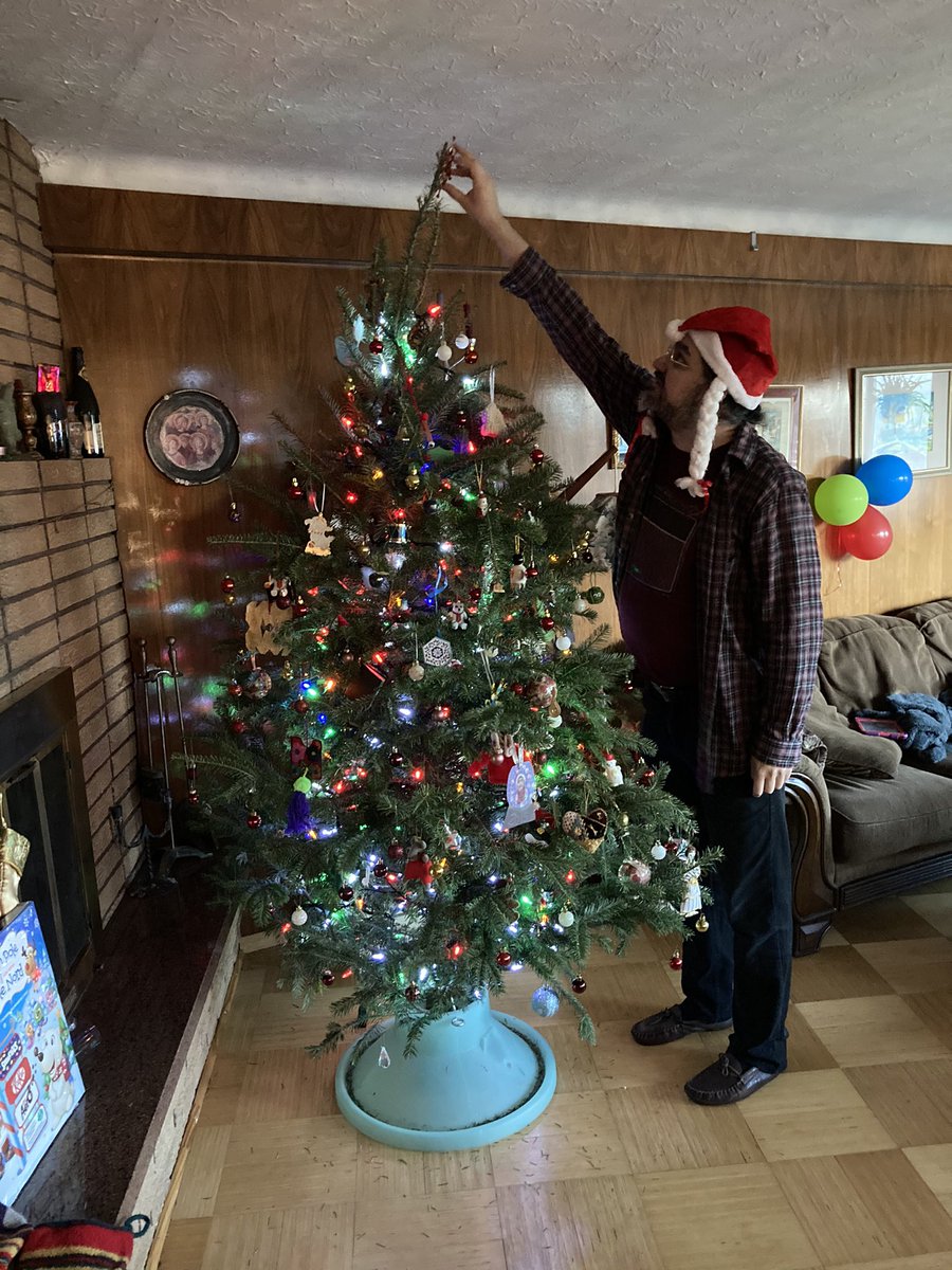 AvenSarah's tweet photo. #TrimmingTheTree https://t.co/XwjdYlbsN7