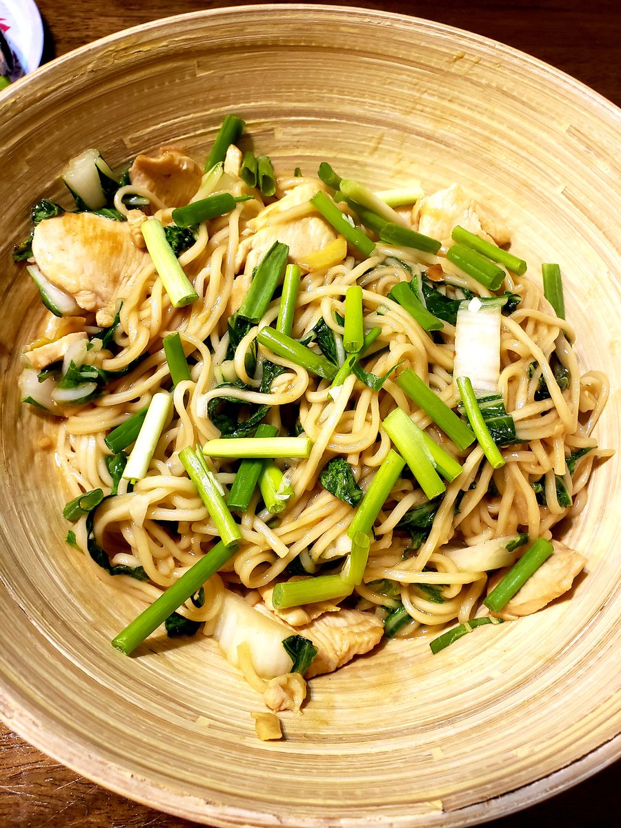 TheMaxHowe's tweet photo. @jettila Lo mein noodles and kung pao broccoli.... excellent taste!! Will do again with some more veggies #lomein #101asiandishes #teamtila https://t.co/l1QUgz9bB0