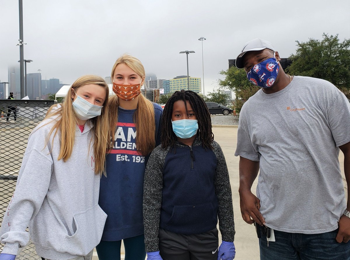 CitySq's tweet photo. 600+ families now have Thanksgiving groceries to cook dinner for their families thanks to @HPUMC & @ntfb and SO many others! Our community's outpouring of support is SO appreciated! Thank you for your friendship! Happy Thanksgiving! #communityneverstops #HappyThanksgiving https://t.co/Svwbzy9J5K