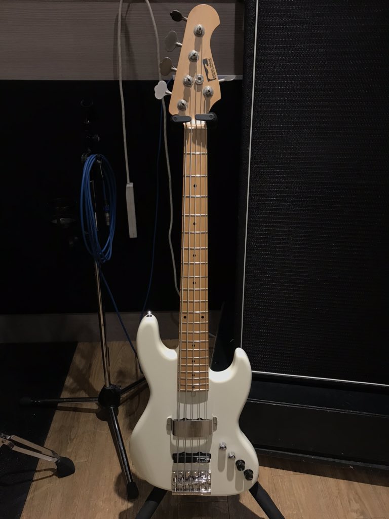 notch_style's tweet photo. My New Gear!!!!!!!!!
ちょっと前に買っちまった!
超久々のサントレちゃん!
いろいろ楽しくて腱鞘炎www
白潰しのベースの違和感が凄いwww
音はもちろん"最高"です♪
#mynewgear
#bass
#bassist
#bassplayer
#bassguitar
#fivestrings
#5弦ベース
#soundtrade
#soundtradebass
#systemcraft https://t.co/dxPxKhuSyV