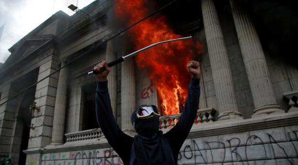 Cientos de manifestantes toman el Congreso de Guatemala y le prenden fuego » bit.ly/3nJrObd