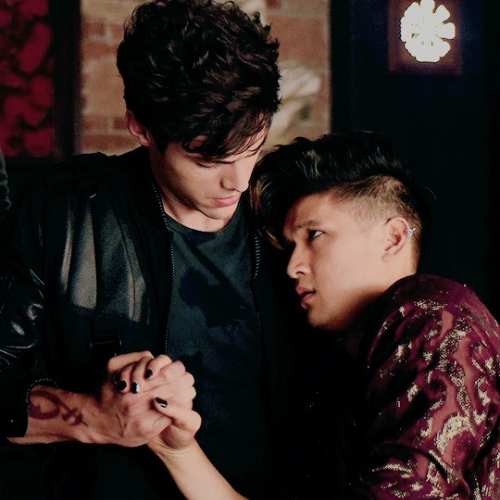 ships_polls's tweet photo. FINAL ROUND- Strongest Ship Fandoms 💪
(4 winners to be crowned) 18 Hours to vote 

RT FOR Malec
LIKE FOR Posie https://t.co/7zsPskb69S