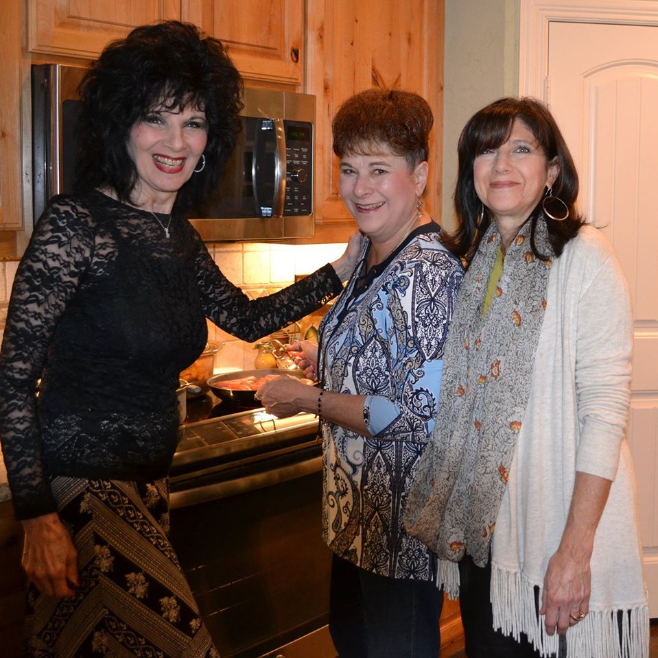 VALLETA's tweet photo. THANKSGIVING PRAISE, DAY #8!
SISTERS!
This is a few years ago, at my Sister's house for Thanksgiving. I miss them so much, and will miss Thanksgiving together in this COVID world, as I know many of you are dealing with too. 🙁 Thank you, Father, giving me the gift of my sisters! https://t.co/MltdDpGaFf