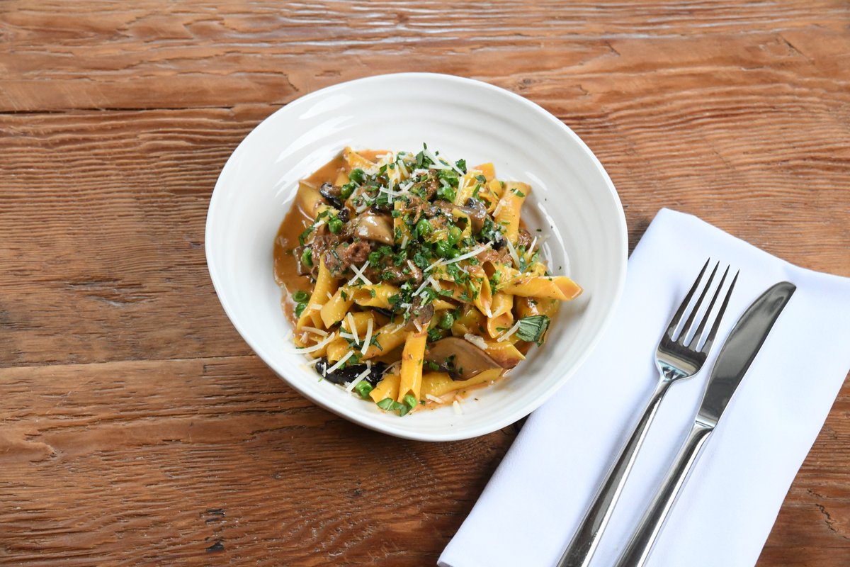 Did you know the main difference between penne and gargenlli is the "flap" that is clearly visible where one corner of the pasta square adheres to the rest on the gargenlli? 

You can order our Lamb Ossobuco Garganelli online.savourycity.catering/pages/frozen-e… #savourycity