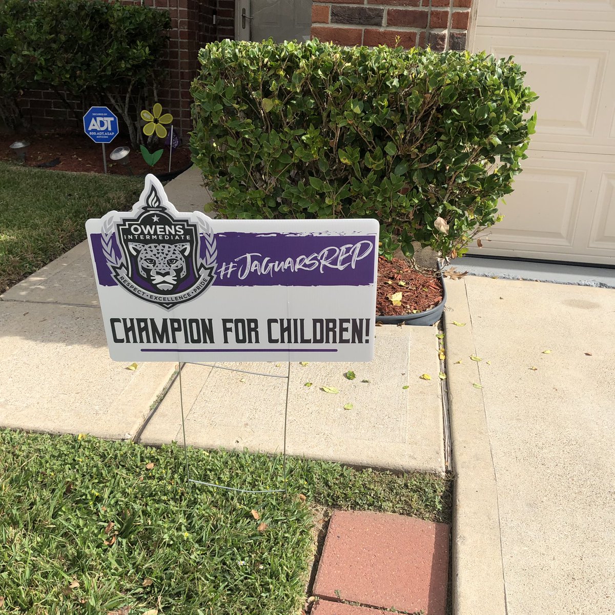 MsGarrett2017_'s tweet photo. @OwensInt @AliefISD @STSbrandTX Our Owens Int. teachers  and staff are “Champions for Children “-they were quite surprised with yard signs upon their return home from school Friday. #STSBrand #ChampionsForChildren #AliefGrateful #JagsREP https://t.co/wuuOQYb5Fa
