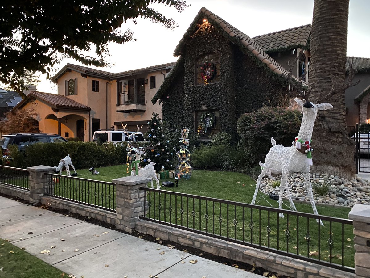 This morning on my run I saw a lot of people breaking out their decor early

Hoping the decorations around the neighborhood puts the pressure on my husband to let us decorate early this year😉