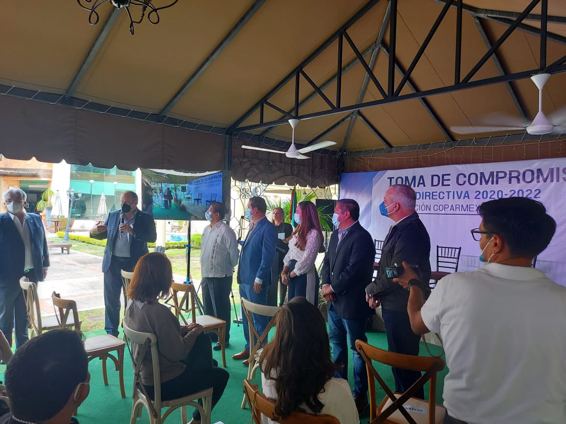 gdehoyoswalther's tweet photo. En #PozaRica testifiqué la integración de la primer directiva de la Delegación @CoparmexPoza encabezada por Clementina Gutiérrez. Con este paso se fortalece la presencia de @Coparmex en la región norte de #Veracruz Agradezco al Presidente de @COPARMEXAL Luis Sánchez su respaldo. https://t.co/YANMYiFWIZ