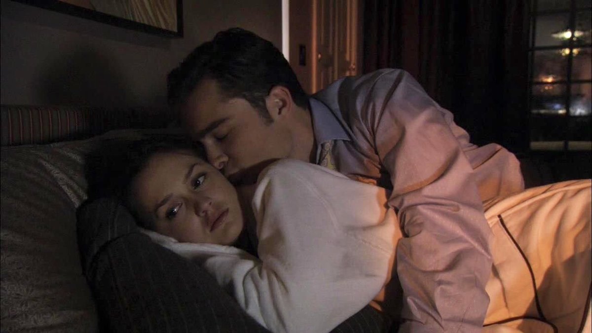 gg_scene's tweet photo. chuck besando la mejilla de blair tweet de apreciación https://t.co/XsgDmVfkmp