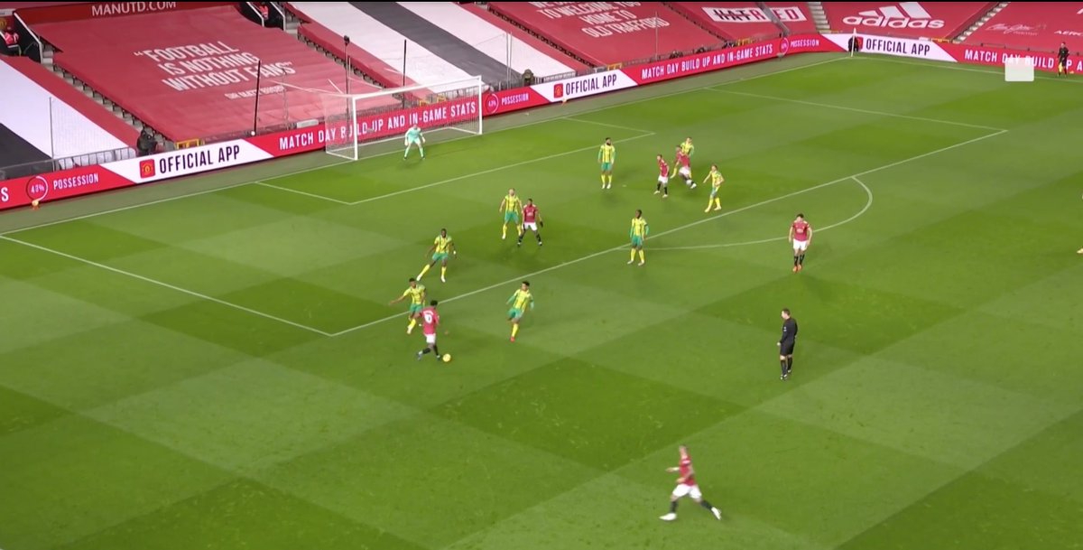 Still 8': rashford 1v1 with _obvious_ space for martial to run into, in only to clear space for Rashford. What does he choose? Offer to feet in front of the defender. This not only creates more work for him if he does receive the ball, but it allows the defence to stay compact.