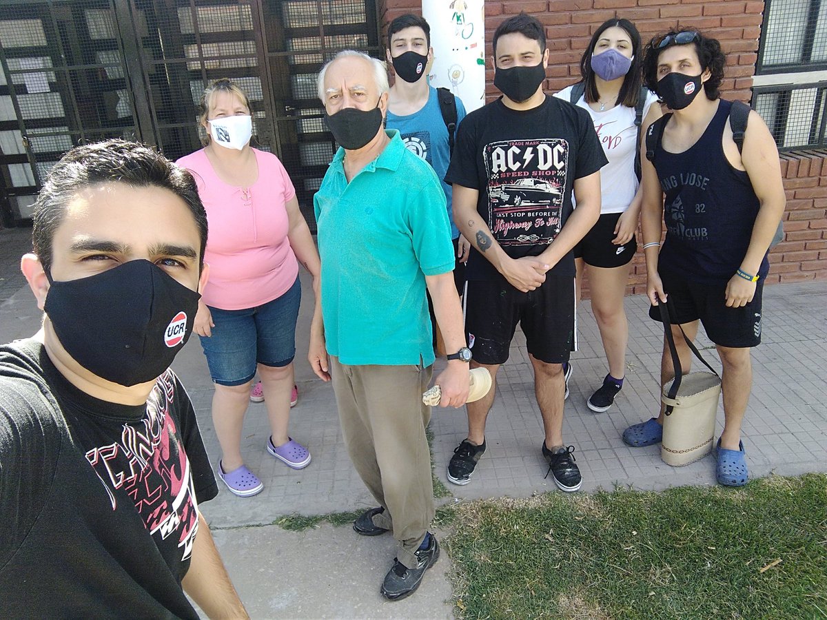 JereConti's tweet photo. FELICES DE LO QUE HACEMOS ❤️
Pintando Jardín 918 de LIMA! 
#JuventudRadical #Zárate una vez más, dando su aporte para poner en valor otra institución educativa del distrito!

Es un compromiso que nace del corazón, hechos  que nos gratifican , gracias a la dire y a las seños! 😄 https://t.co/jOvDB1OnFi