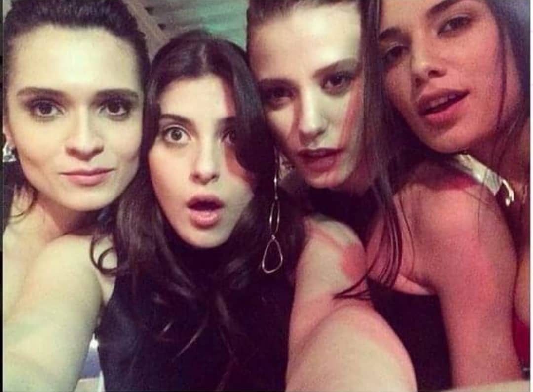 ContMedce's tweet photo. #Repost @medce.cont
• • • • • •
Selfie 🤳🏻#mericaral #ecemakbin #serenayss #ezgisozuer #medcezir 24/3/2014 🤓 https://t.co/g0bO8ugKdd