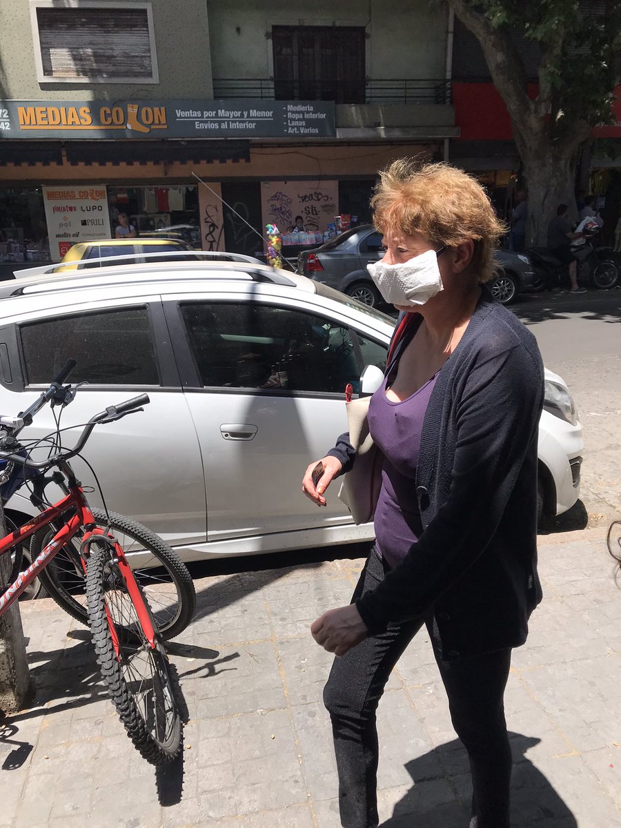 Esta señora vive en el 2025.
No tenes tapabocas , pero lentes y papel y fue ...