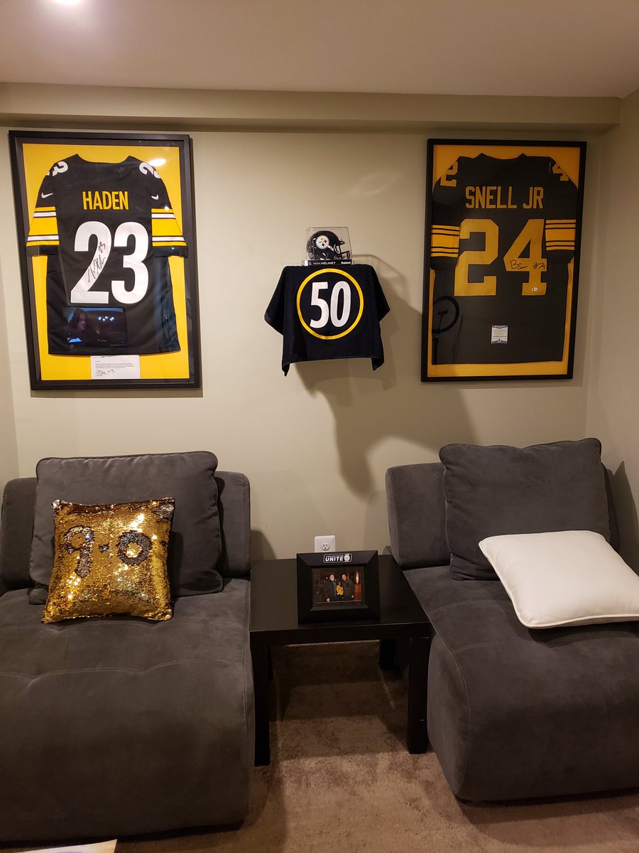 Andddd they're up!!! I almost cried when I saw them. Yes, I'm emotional😊. @joehaden23
@benny_snell
#HereWeGo #Steelers #SNUProud #footballfamily #thankful #Godfamilyfootball