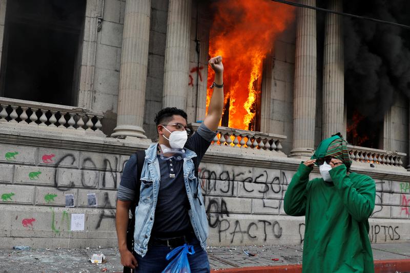 Protesters set fire to Guatemala's Congress in protests over 2021 budget https://t.co/S6ScL5S1Pu https://t.co/AdABifRSLj