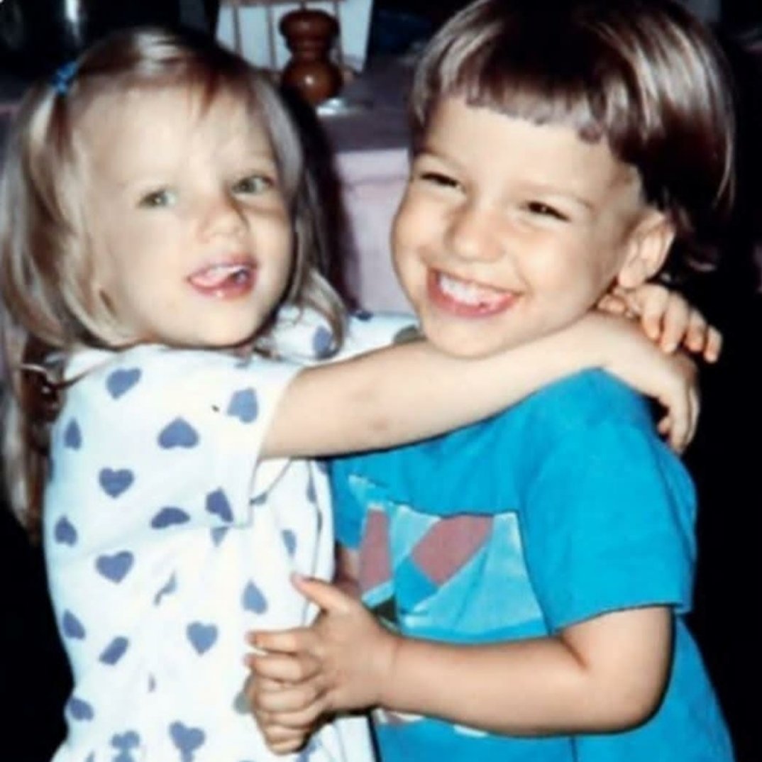 reyeblov's tweet photo. Happy Birthday to this cool Guy and the Sister from him 🎁🎁🎁 #birthday #Twins #brother #Sister https://t.co/iFhGxkPkfu