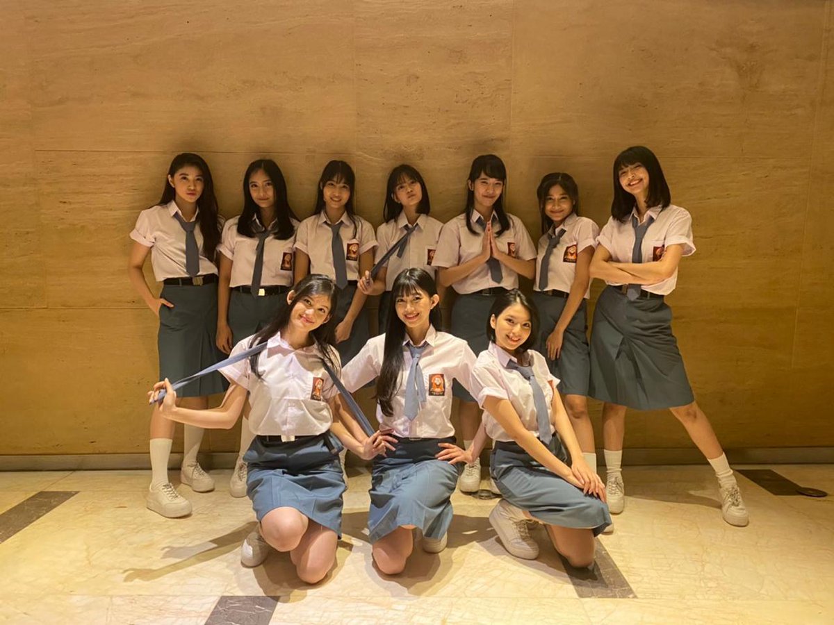 _JKT48TeamKIII's tweet photo. Kalo kita temen SMA kamu, coba pilih mau duduk sama siapa di kelas?😏 https://t.co/fhoeG4VZm2