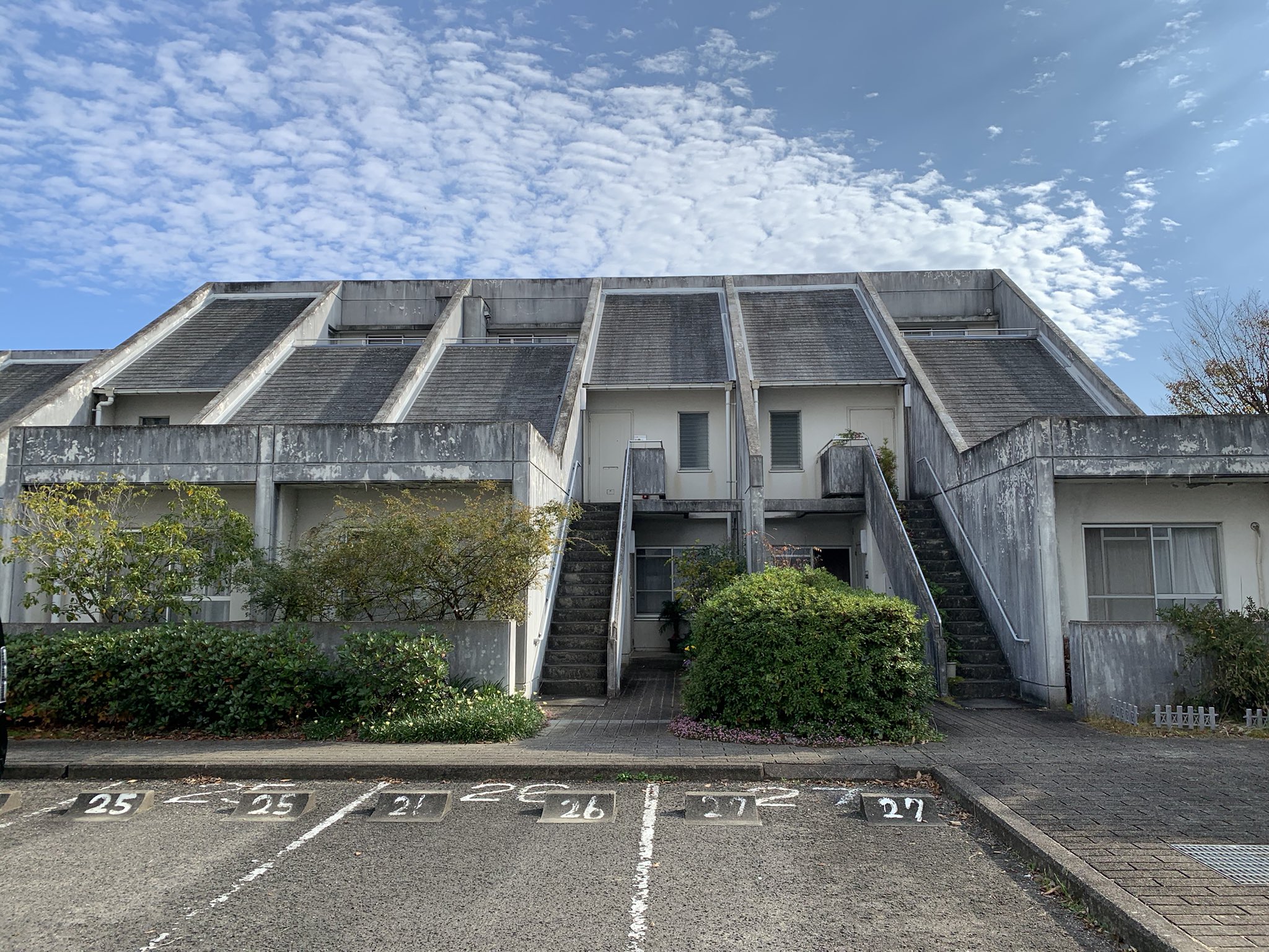 がい على تويتر 香川県営住宅一宮団地 丹下健三 1964 香川県にいくつかある丹下建築のひとつ 居住者はいるものの人の気配があまりなくrcのユニットが並ぶ風景は遺跡のよう T Co R23ccbgiok تويتر