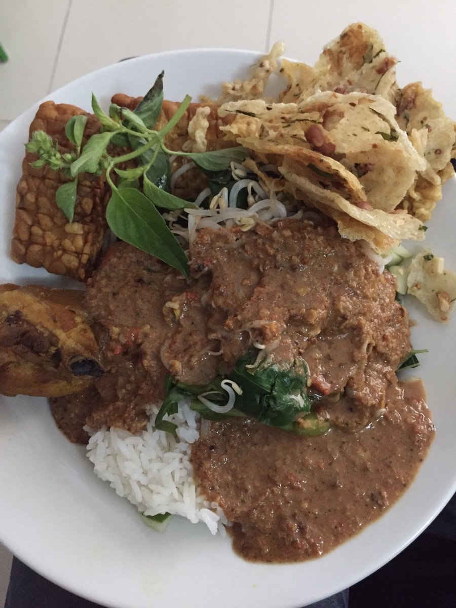 Pecel for lunch. Bungkus from Ibu Tinuk👍