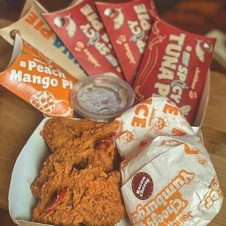 JuanQue07209400's tweet photo. Share ko lang ang lunch namin ni Nicole ngayon. Jollibee kaya namin kaya ubosin to.siguro kaya naman.haha.sabi nya Hindi daw date friendly date lang daw to.haha..char.sige na nga.atak... yum yum..😋😉😉😉 @nich_unnie 

#friendlydate😉 https://t.co/8HzuzFMq8j
