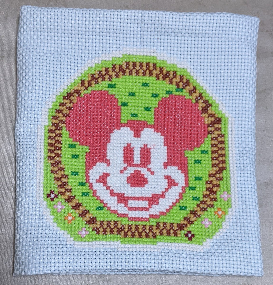 Yado K 完成 エントランス花壇のナノブロック見てたらめちゃくちゃクロスステッチがやりたくなってしまった 手芸系のアイテムも販売してほしいなぁ 売れないか 玄関に飾ろう ディズニー手芸部