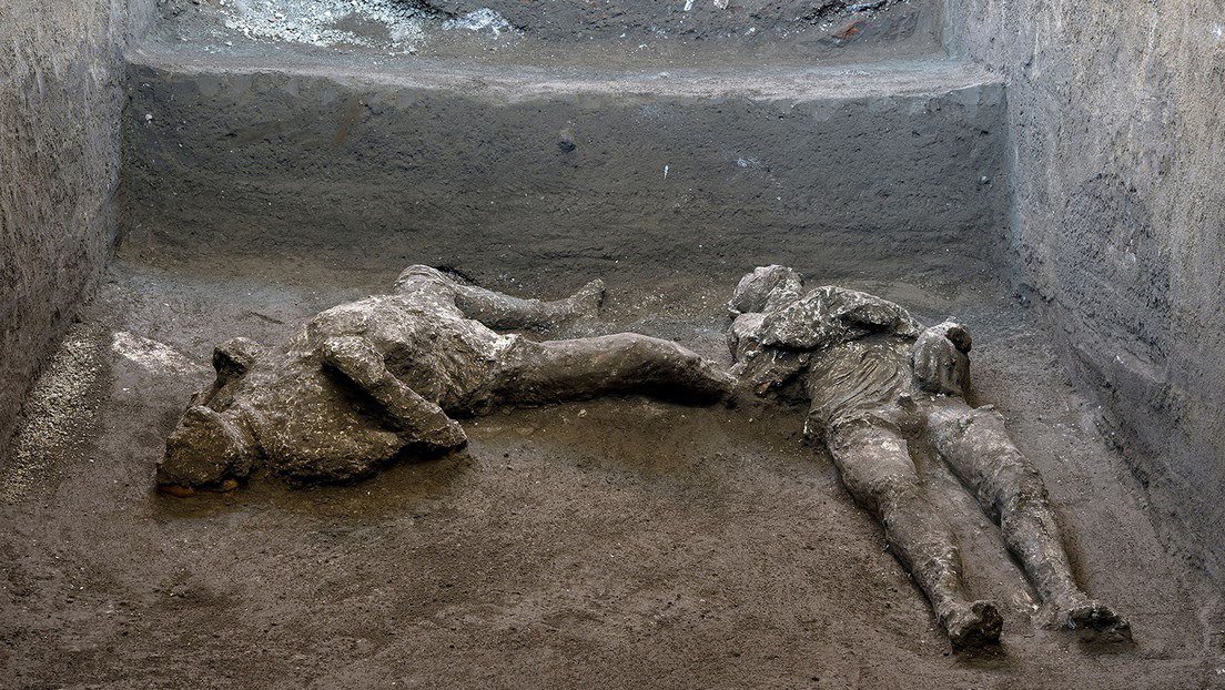 templodelpasado's tweet photo. 👉🏻 Hallan en Pompeya los restos perfectamente conservados de dos hombres que murieron en la erupción del Vesubio, hace casi 2000 años. #arqueología

🔗 https://t.co/Uehb1gVIBG https://t.co/zkFsz26Jrq
